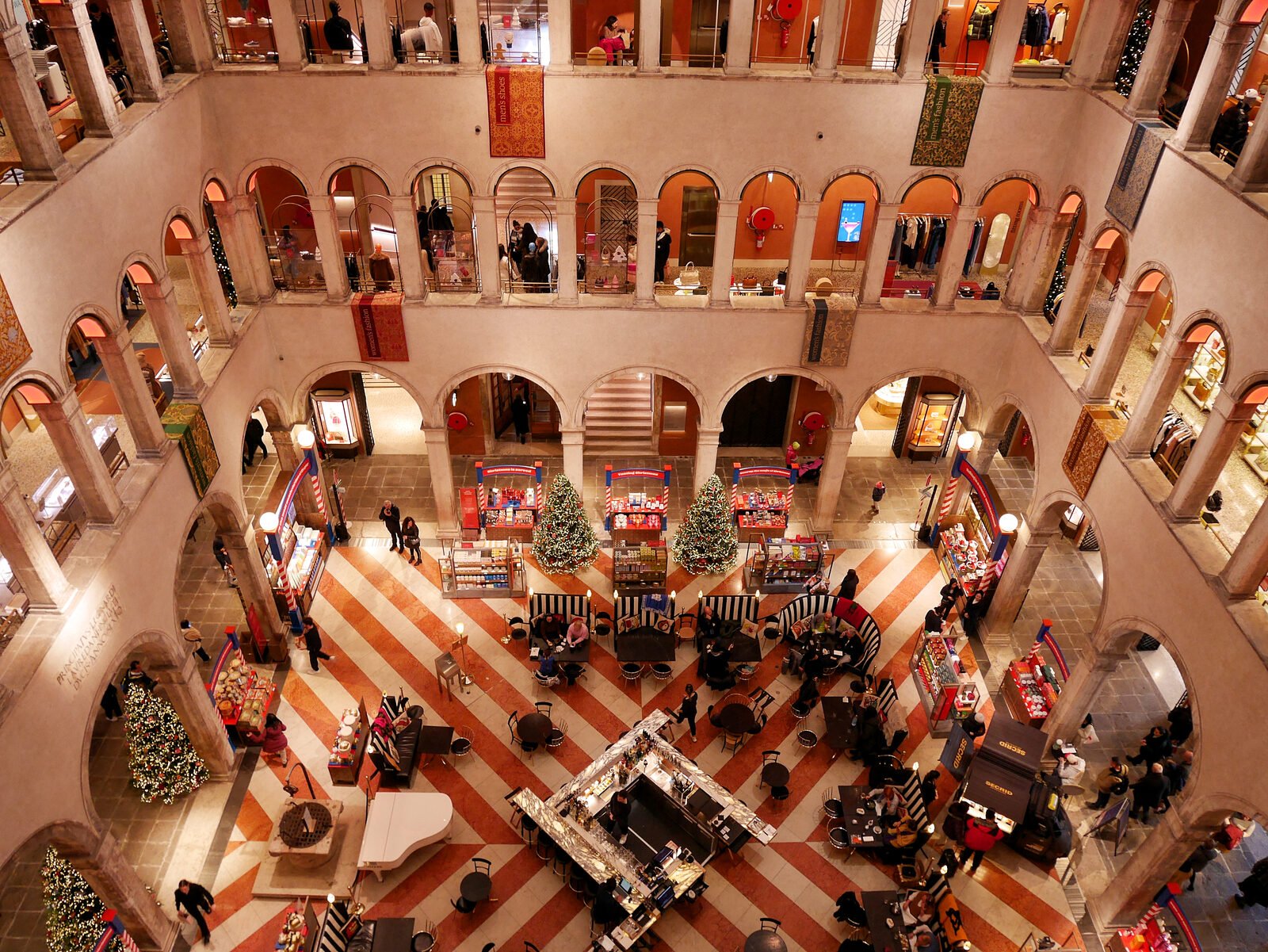 Fondaco dei Tedeschi : The grand inner courtyard of the former warehouse is the core of the current shopping mall