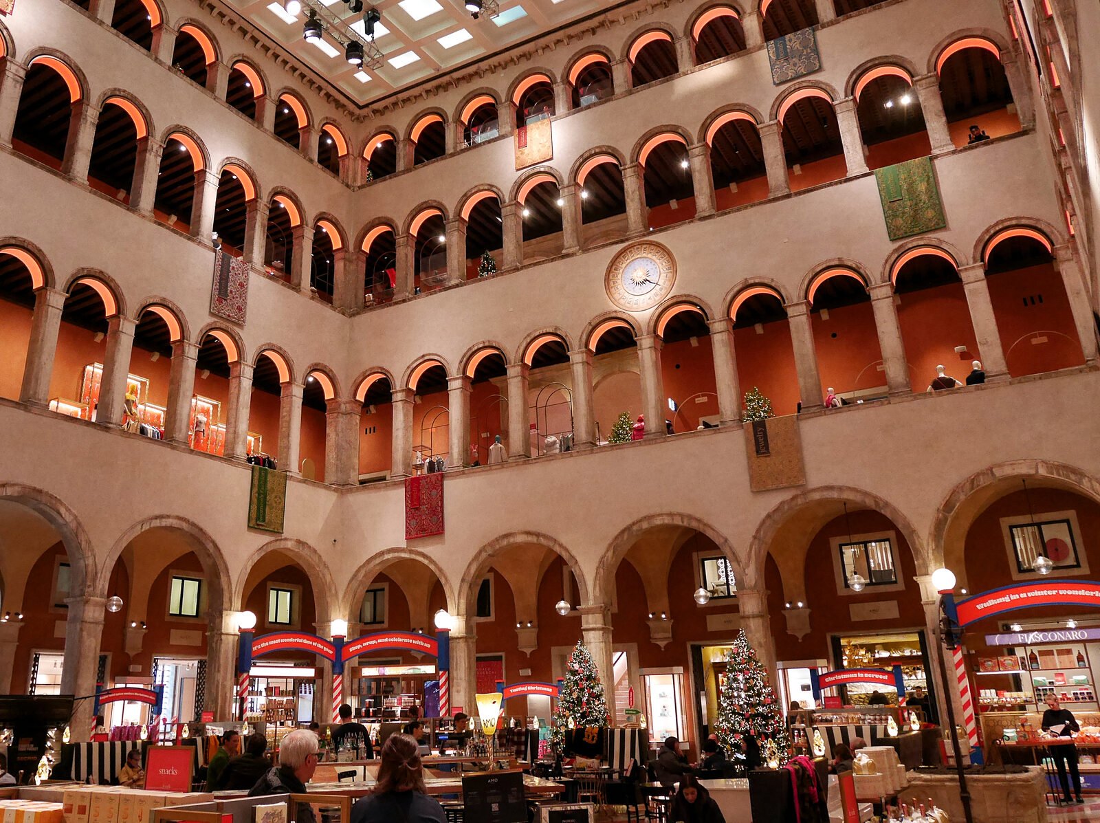 Fondaco dei Tedeschi : The mall around Christmas time