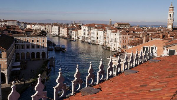 Fondaco dei Tedeschi : The Canal Grande continues towards Train Station