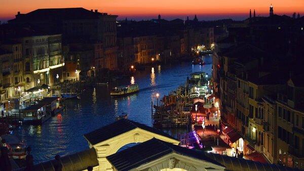 Fondaco dei Tedeschi : The mesmerizing light at dusk across Canal Grande