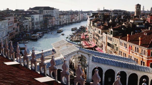 Fondaco dei Tedeschi : Rialto Bridge as seen from the rooftop terrace