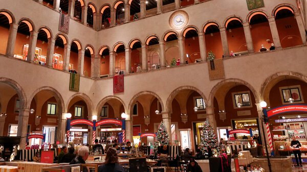 Fondaco dei Tedeschi : The mall around Christmas time