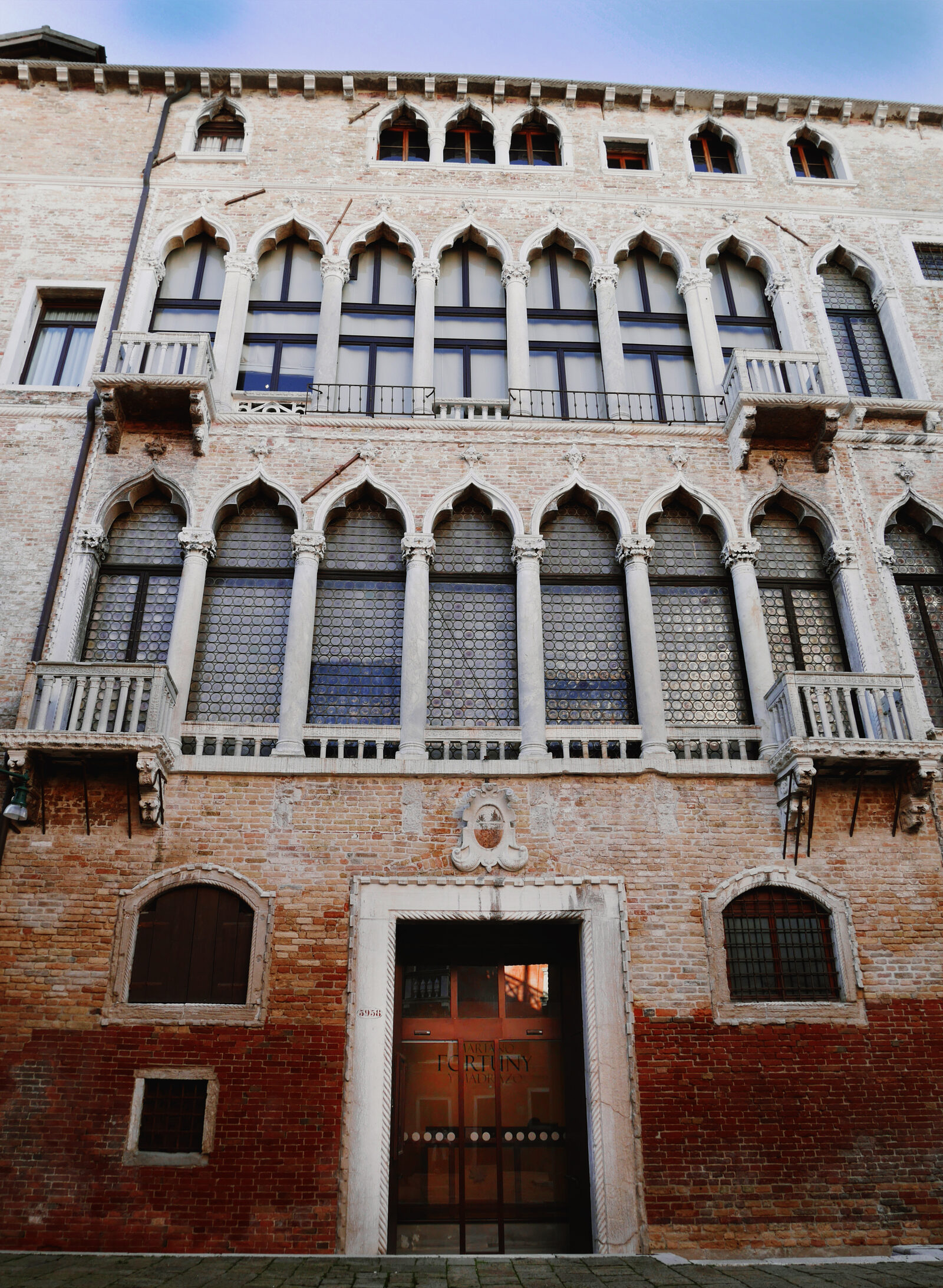 Fortuny Museum : The beautiful facade of the palace and the main entrance