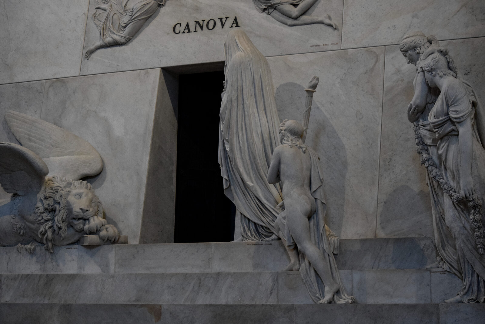 Frari Basilica : Canova’s mausoleum, laden with symbolic meaning, was built by his followers using a design he had once envisioned for Titian’s unrealized tomb
