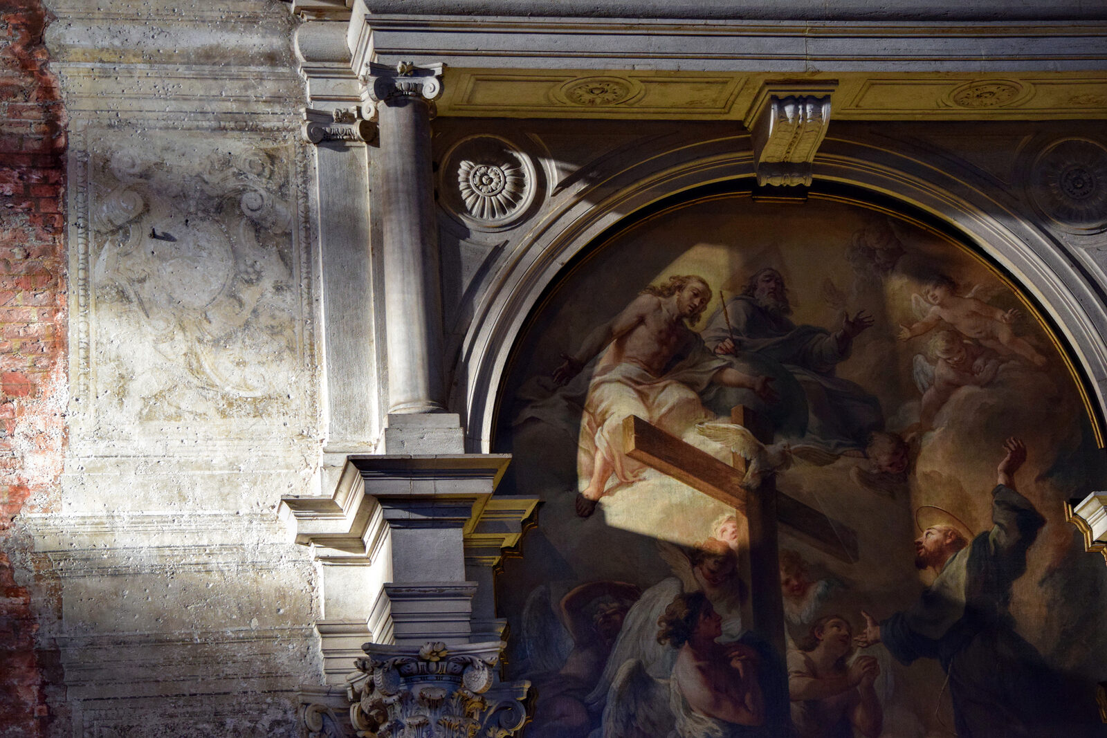 Frari Basilica : As sunlight filters through the glass, the interplay of red brick, Istrian stone, and remarkable artworks gives the space its unmistakable atmosphere