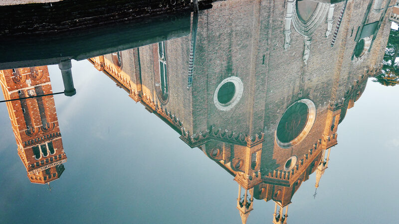 Basílica dei Frari : Um reflexo espetacular da fachada no canal próximo