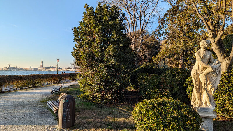 Biennale Gardens : The Giardini are the perfect place to relax end enjoy spectacular views over the entire San Marco basin.