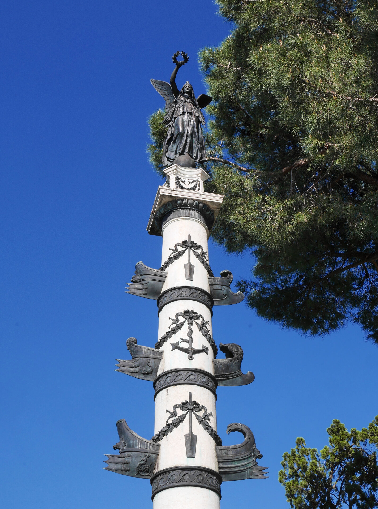 Giardini della Biennale : The Victory Column stands as a proud trophy of Italy’s WWI naval triumphs, and it’s actually spoils seized from the city of Pula in Croatia.