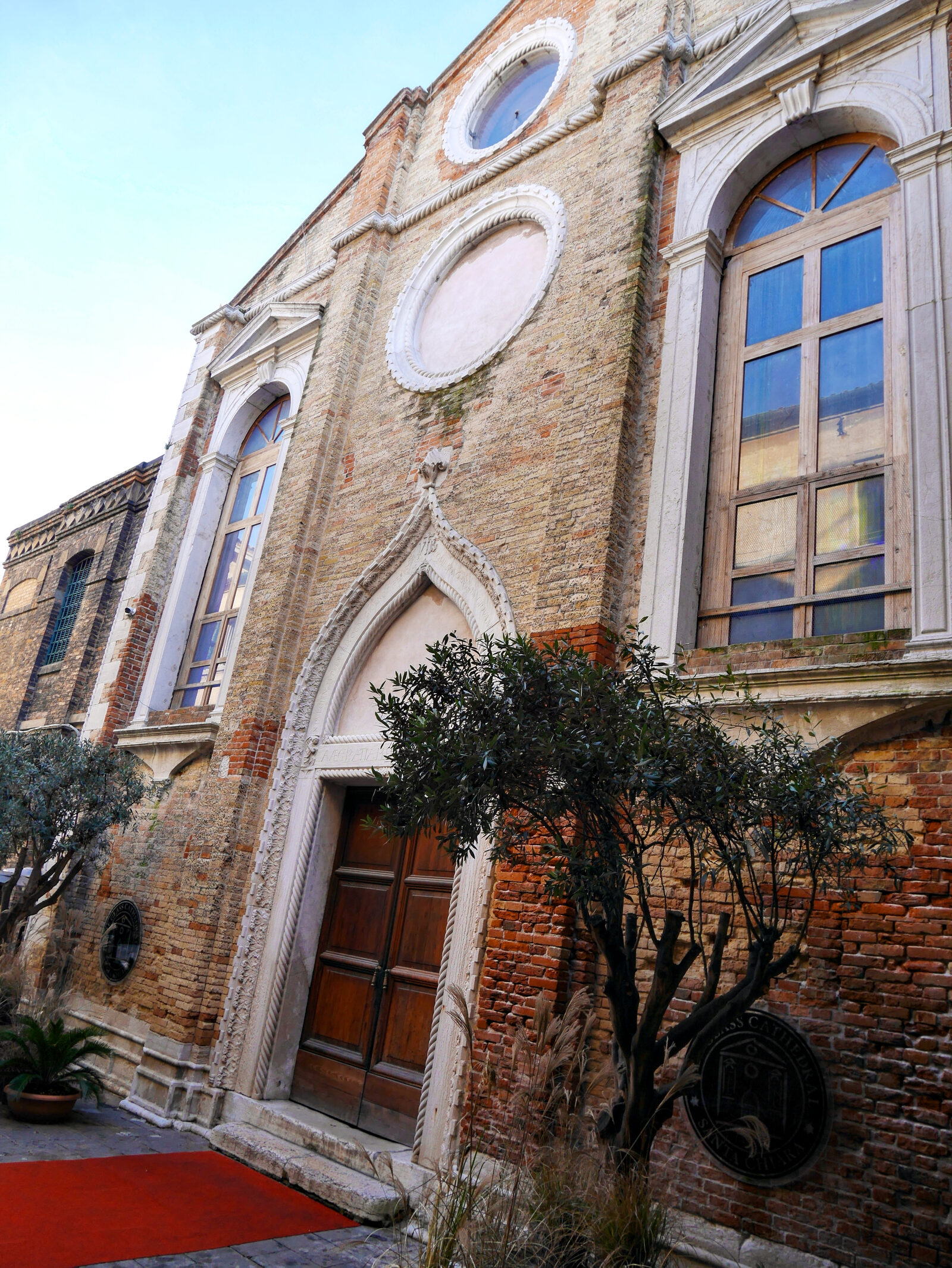 Glass Cathedral : The church exterior in the quiet early morning, before the glassblowing demonstrations start