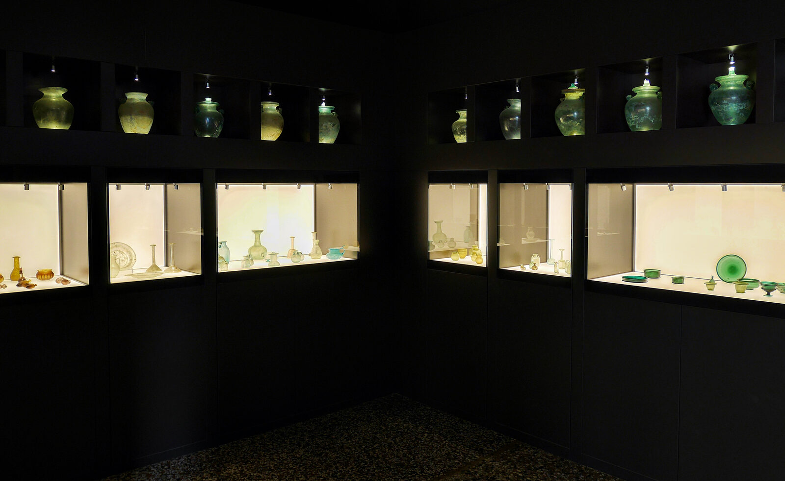 Glass Museum : The museum's collection dedicated to the history of glass highlights its journey over four thousand years