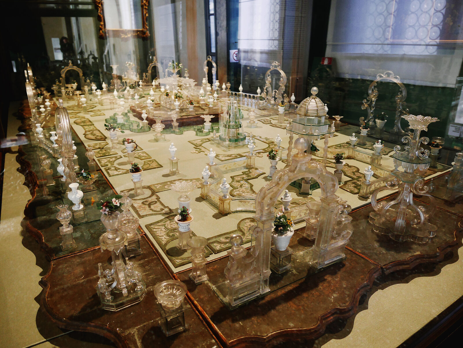 Glass Museum : Centerpiece for a table setting in the form of an Italian garden