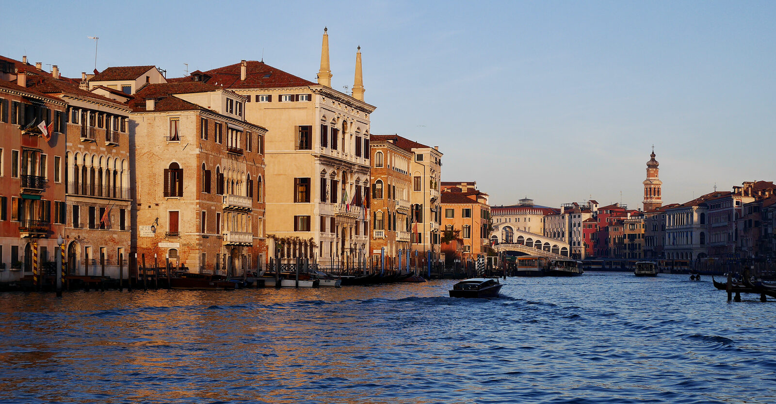 Grand Canal : We're approaching Rialto Bridge