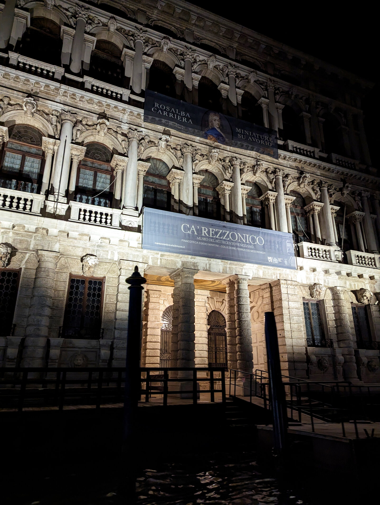 Grand Canal : During a nighttime magical cruise, the palazzos are revealed in a mysterious ambiance
