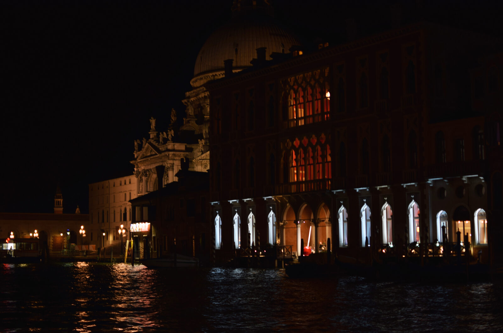 Canal Grande : Dietro i palazzi illuminati si staglia la massiccia silhouette di Santa Maria della Salute