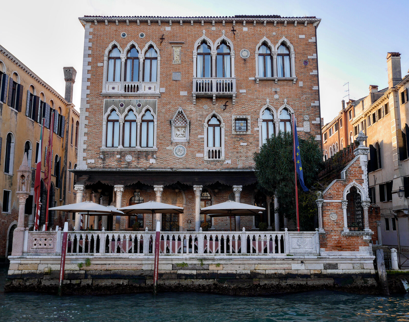 Grand Canal : Palazzetto Stern, an elegant exemplar of neo-Gothic architecture, now operates as a hotel