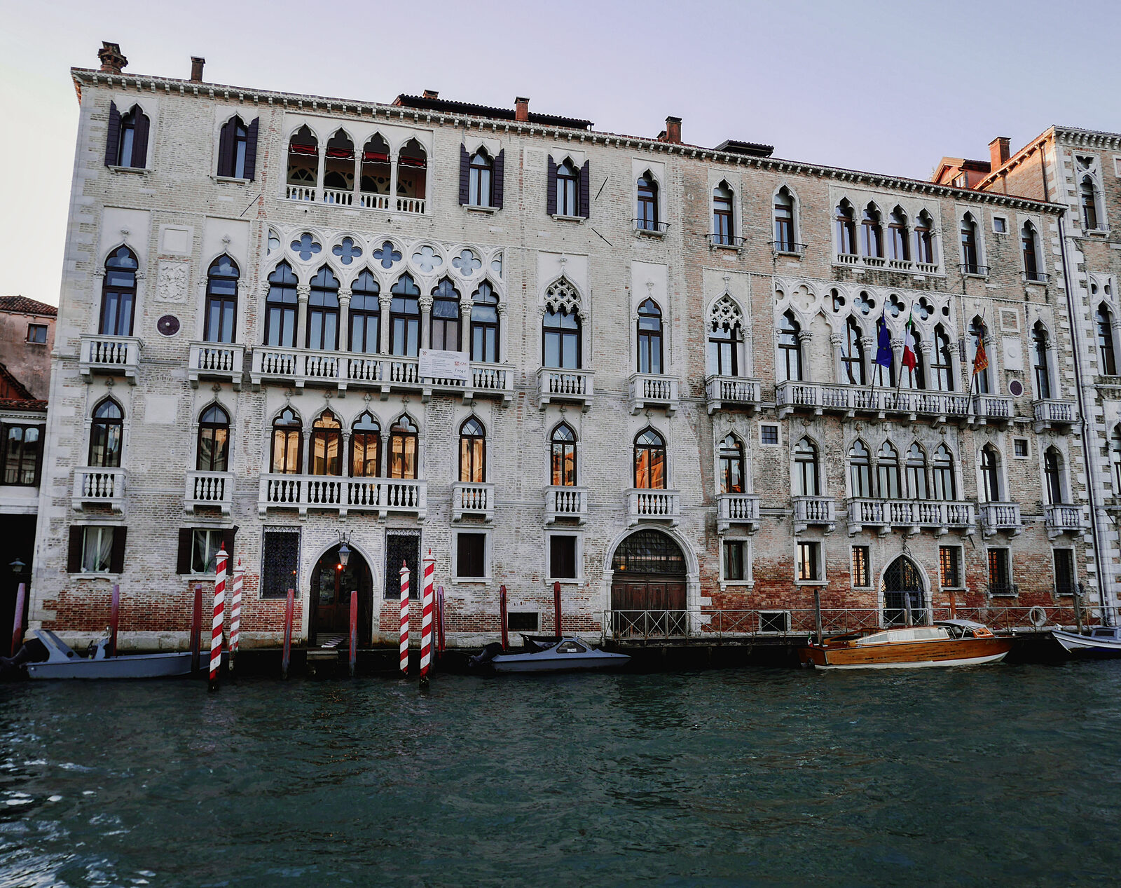 Grand Canal : Palazzo Giustinian, characterized by its late Venetian Gothic style, served as the final residence of Princess Louise of Artois who belonged to the French House of Bourbon