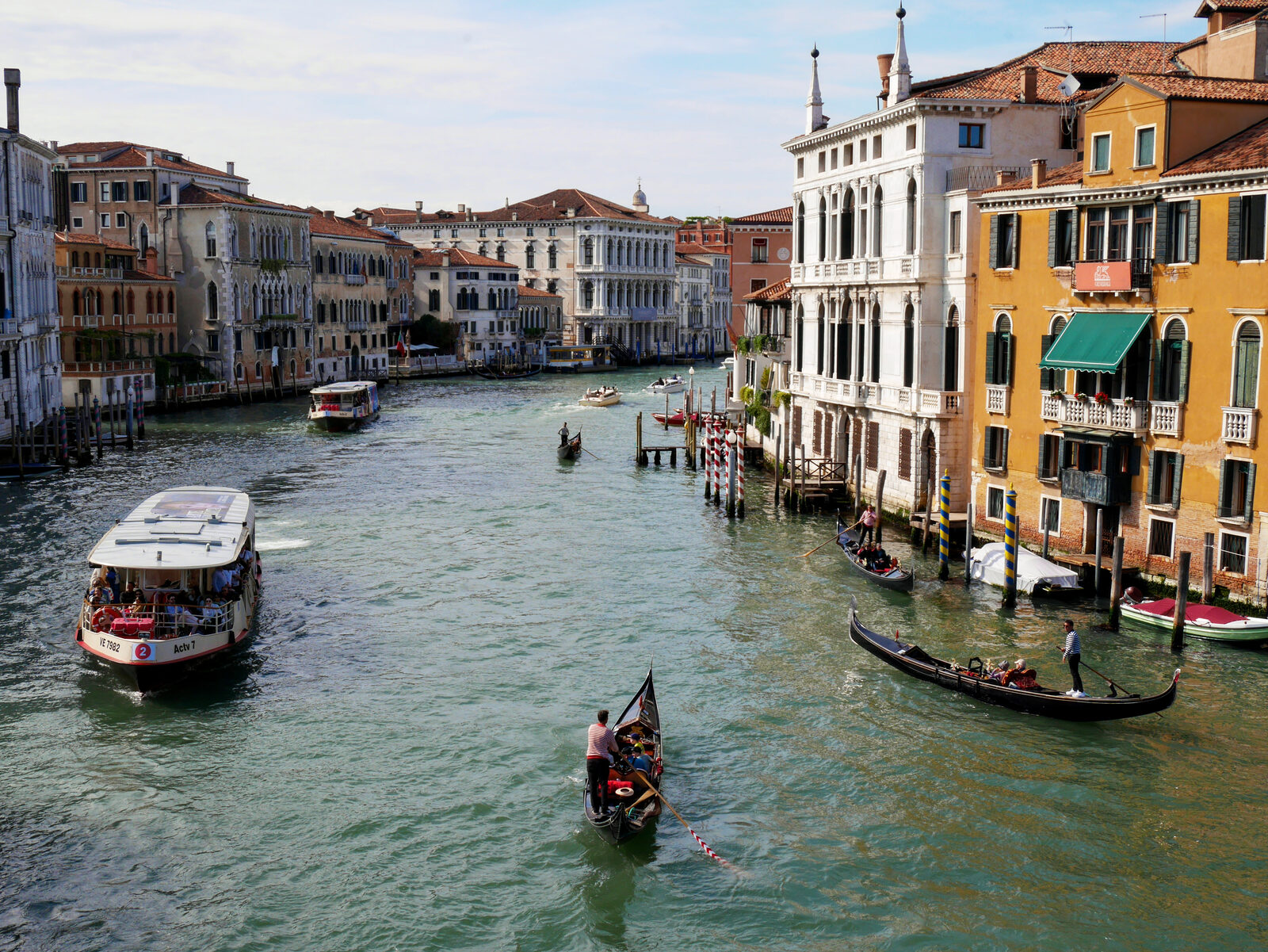 Grand Canal : Turning to face west, the canal reveals the start of its iconic S-curve
