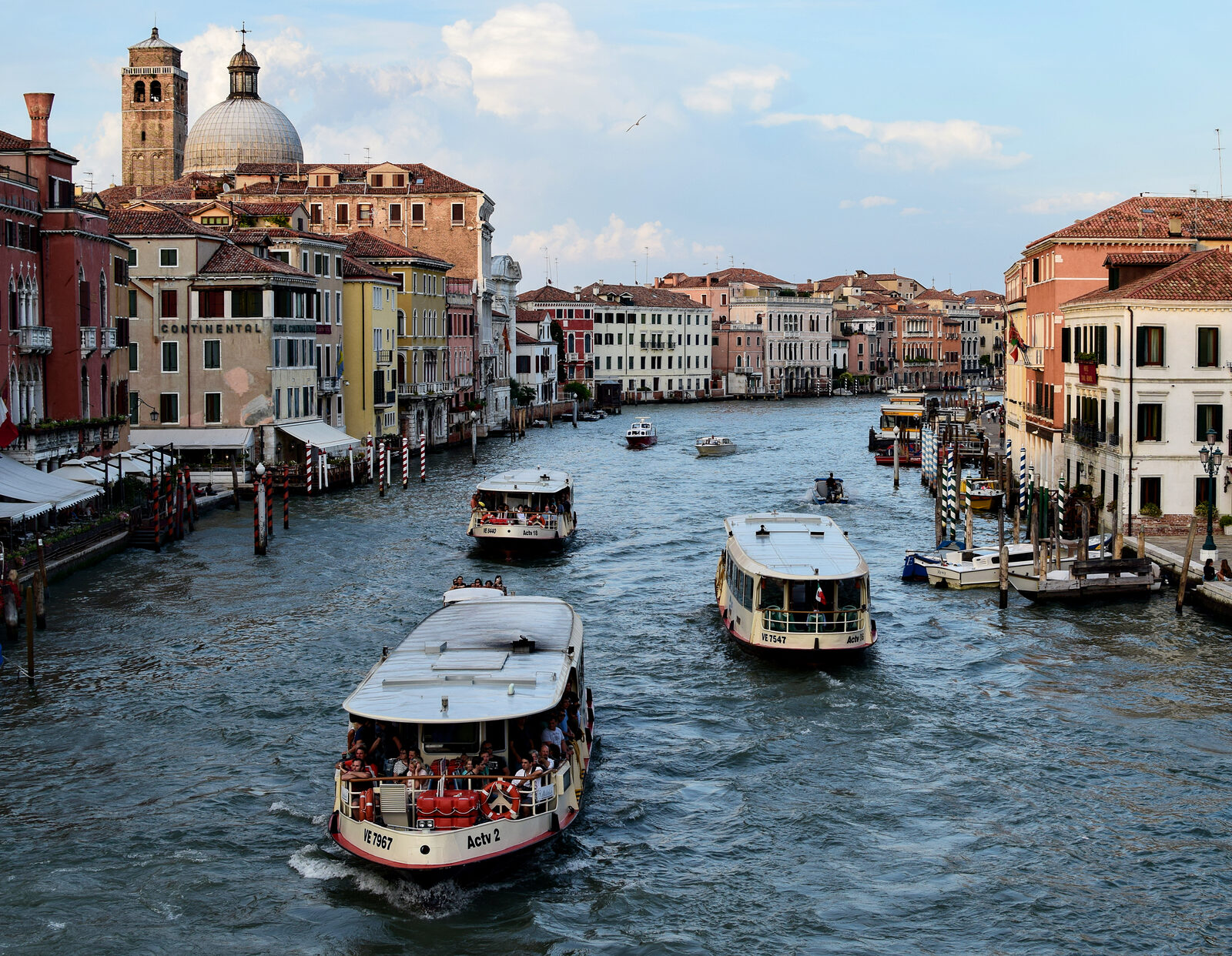 Grand Canal : From Ponte degli Scalzi: heavy boat traffic to and from Venice Train Station