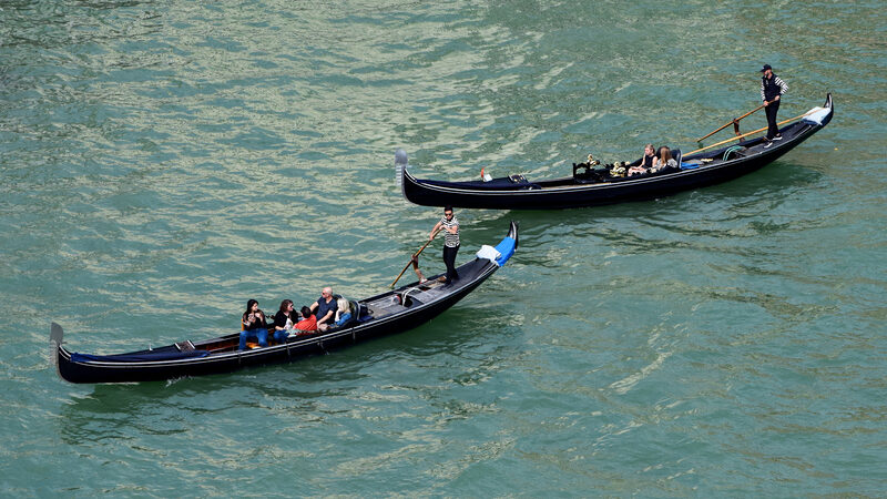 Canal Grande : O cullati da un elegante giro in gondola