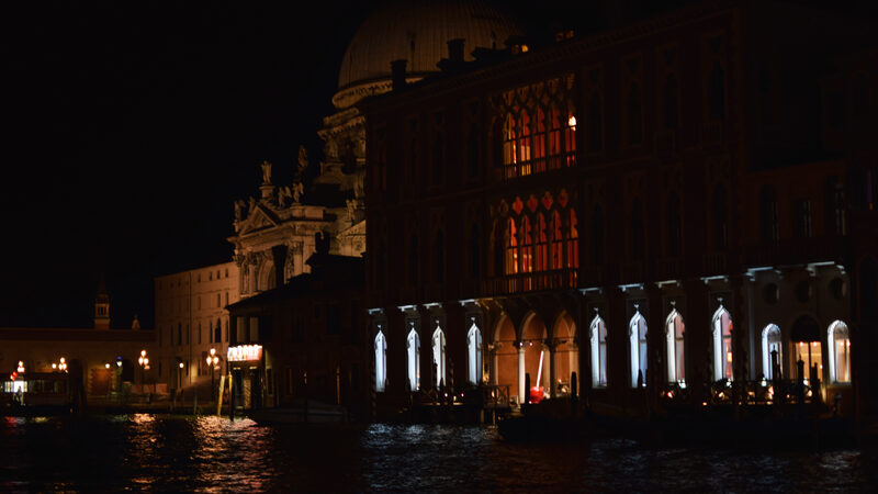 Canal Grande : Dietro i palazzi illuminati si staglia la massiccia silhouette di Santa Maria della Salute