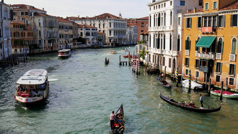 Grand Canal : Turning to face west, the canal reveals the start of its iconic S-curve