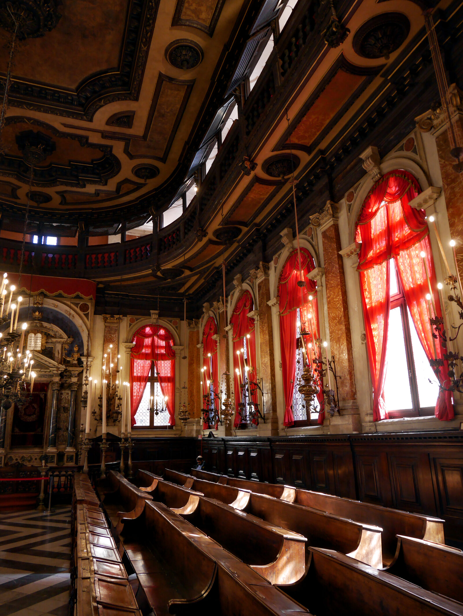 Jewish Ghetto : The Spanish Synagogue’s interior is bright and airy, thanks to its large windows.