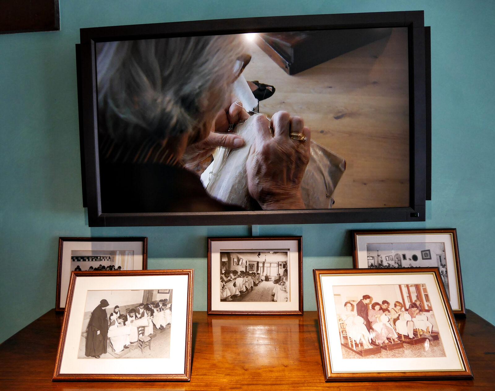 Lace Museum : Alternatively, films demonstrate how meticulous the entire process is - captivating even if you have no particular interest in lacemaking
