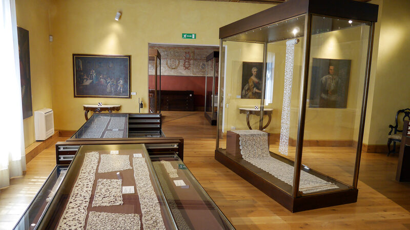 Lace Museum : The second room of the museum displays lace works from the 17th century