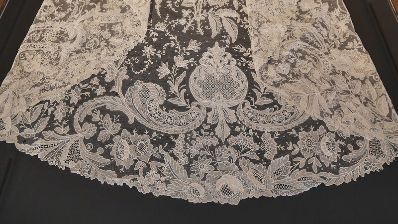 Lace Museum : This large veil reveals an incredible amount of intricate detail