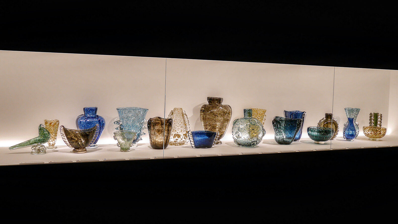 Le Stanze del Vetro : Glass bowls and vases in a variety of shapes and colors