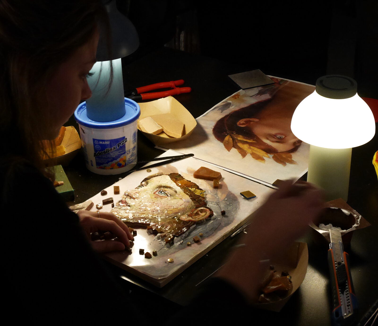 Le Stanze del Vetro : On some occasions, live workshops are held, such as this demonstration of glass mosaic placement