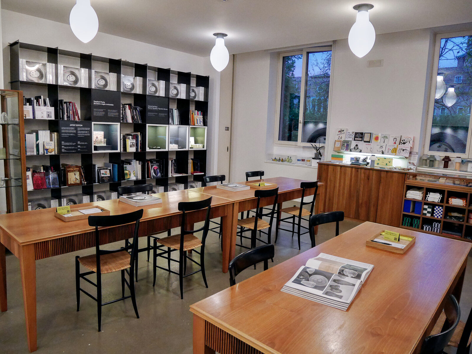 Le Stanze del Vetro : At the entrance, there is a study area where you can browse past exhibition catalogues and decide whether to purchase them