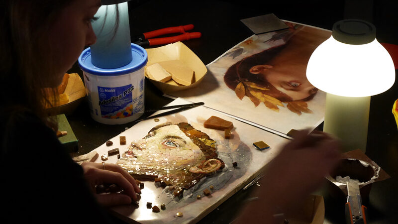 Le Stanze del Vetro : On some occasions, live workshops are held, such as this demonstration of glass mosaic placement