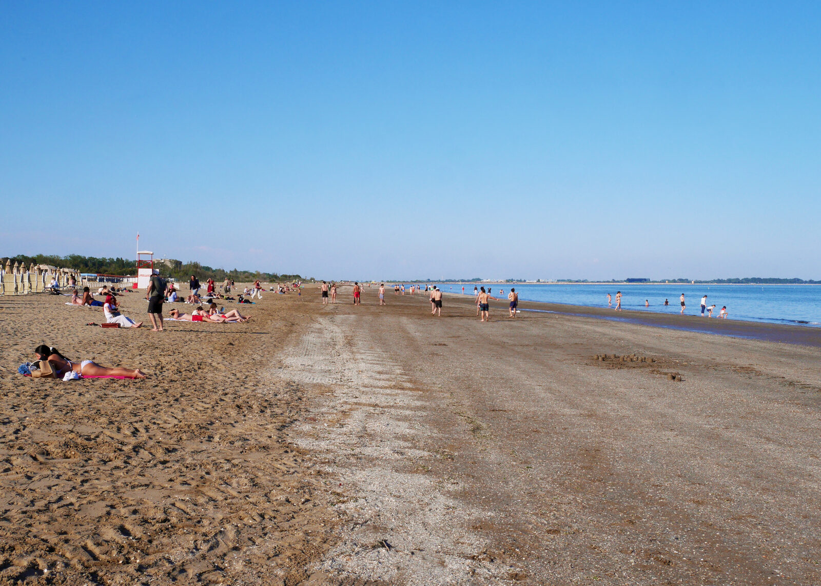 Lido : This is the closest beach to the Lido vaporetto stop: just about a 10-minute walk away