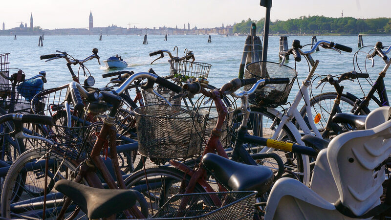 Lido : Renting bicycles is a great way to explore the island and easily reach various stretches of beach