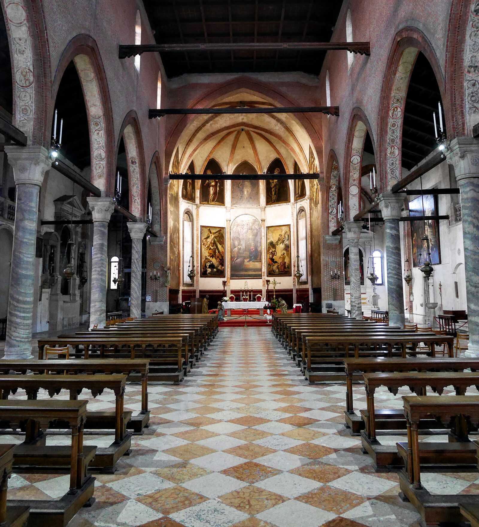 Madonna dell'Orto : Two monumental paintings, each nearly 15 meters high, grace the lateral sides of the apse, flanking the altar