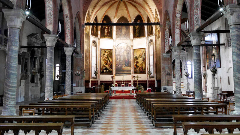 Madonna dell'Orto : Two monumental paintings, each nearly 15 meters high, grace the lateral sides of the apse, flanking the altar