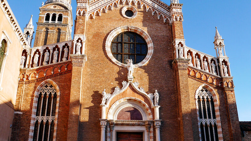Madonna dell'Orto : Outside, the facade is divided into three sections: the side sections boast quadruple mullioned windows, while the central section houses a large rose window