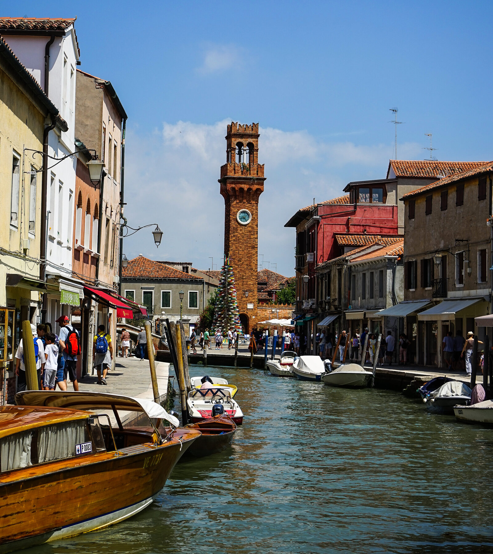 Murano : Passeggia lungo il Rio dei Vetrai fino a Campo Santo Stefano, il cuore di Murano, facilmente riconoscibile per la sua torre dell'orologio.