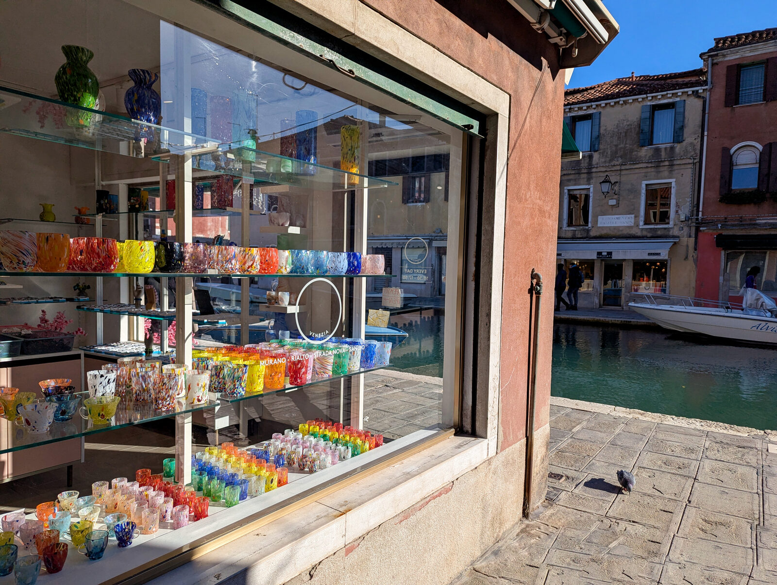 Murano : Rio dei Vetrai è pieno di negozi di vetro che offrono una varietà sorprendente, come questi bicchieri colorati.