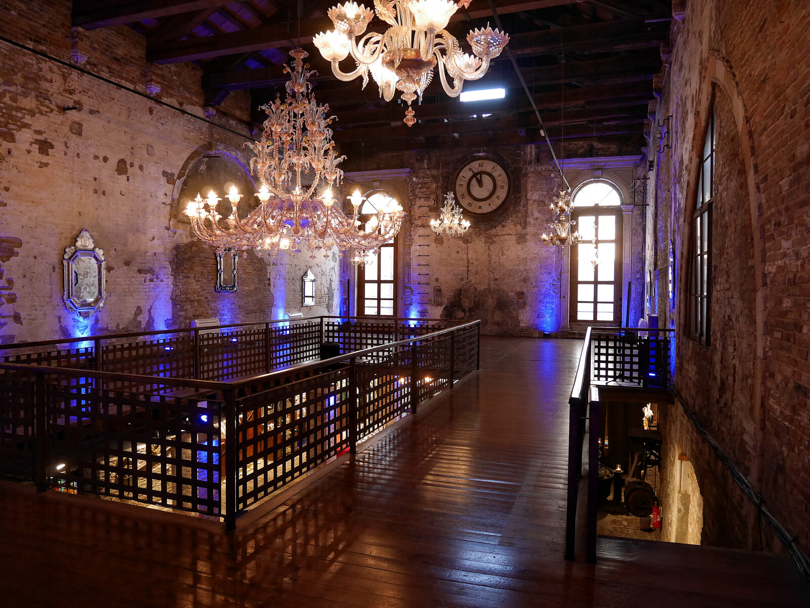 Murano : Puoi assistere a una delle migliori dimostrazioni di soffiatura del vetro presso l'incredibile Cattedrale di vetro, situato all'estremità sud del Rio dei Vetrai.