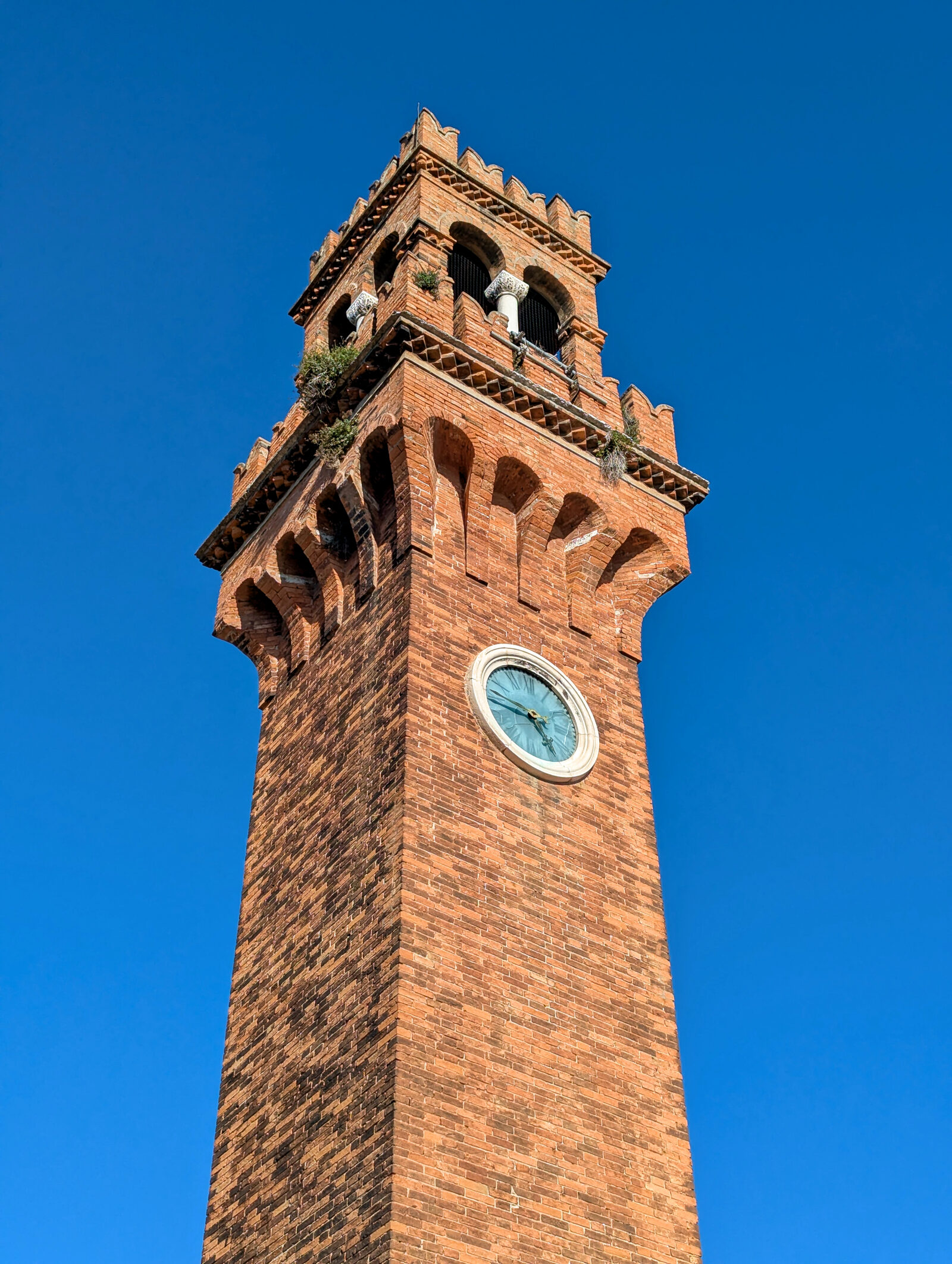 Murano : Costruita nel 1890, la Torre dell’Orologio presenta uno stile medievale più tipico della Toscana che del Veneto.