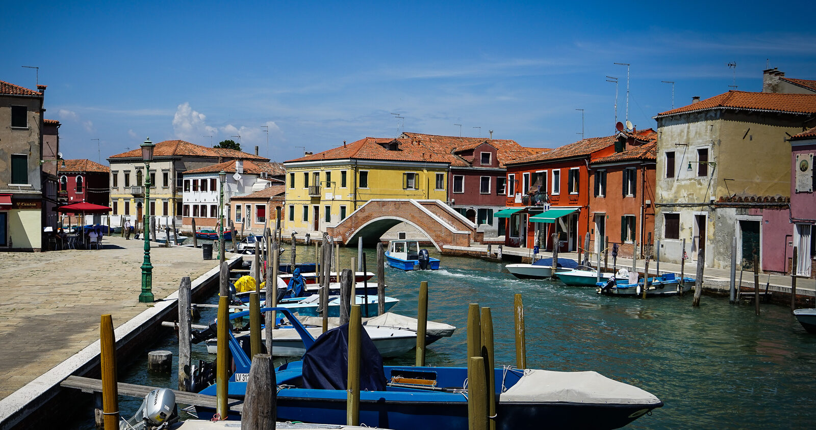 Murano : Allontanandoti dal vivace sud e attraversando il Ponte Lungo, troverai angoli pittoreschi che riflettono il fascino colorato di Burano.