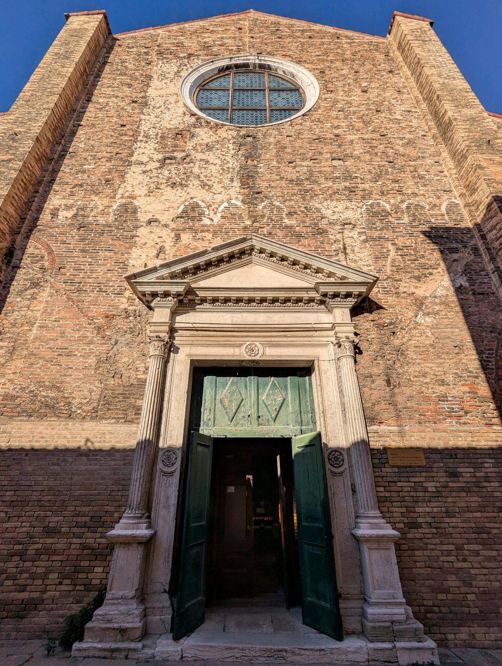 Murano : Al ritorno a Campo Santo Stefano, non perdere San Pietro Martire, la chiesa più grande di Murano.