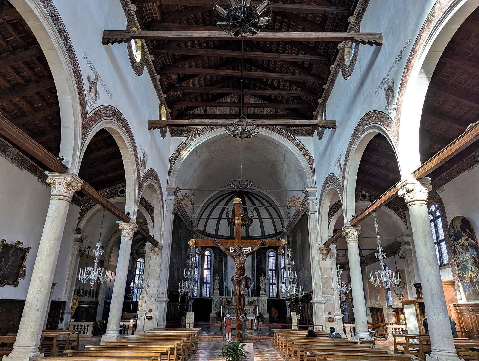 Murano : L'interno della chiesa si distingue per la sua spaziosità e l'altezza impressionante.
