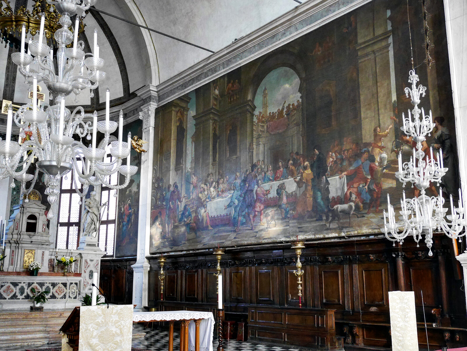 Murano : Una coppia di grandi dipinti di Bartolomeo Letteri copre le pareti laterali del presbiterio, includendo la sua versione delle Nozze di Cana.