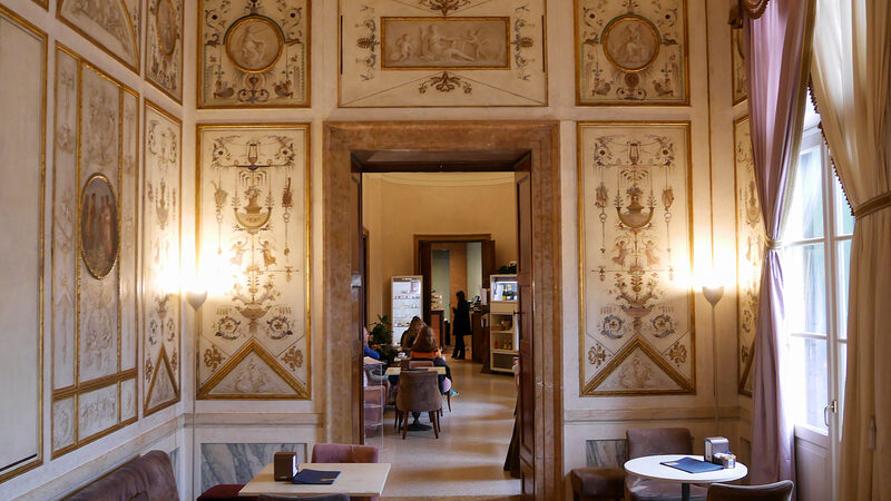 Museo Correr : Beside the entrance, there's a charming coffee shop that preserves the atmosphere of the palace