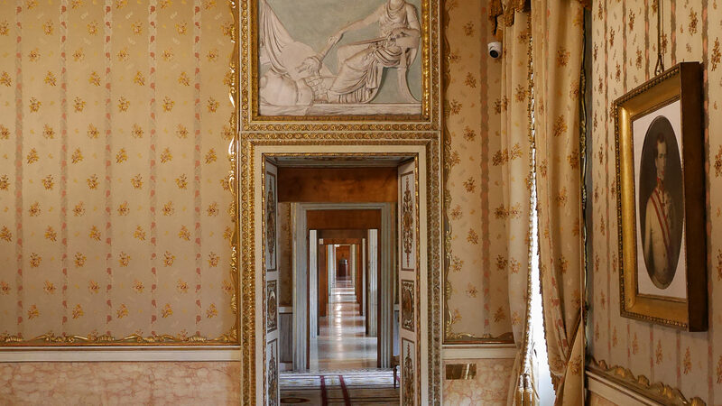 Museo Correr : This photo shows the immense scale of the palace, with its seemingly endless succession of chambers stretching into infinity
