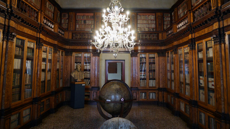 Museo Correr : Floor to ceiling shelves of old and rare books