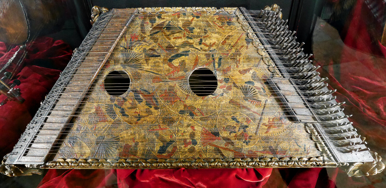 Museo della Musica : Intricate ornamentation decorates the resonance box of this psaltery, which dates back to 1700